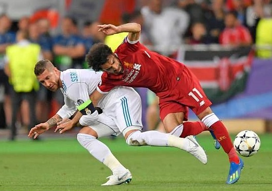 Chan thuong cua Salah: Do hung than Ramos hay Salah tu gay ra? hinh anh