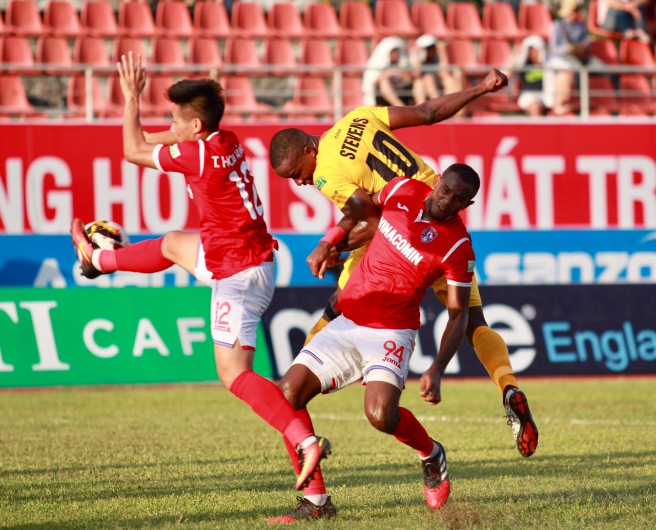 HLV Hai Phong thua nhan kem may man khi thua phut cuoi hinh anh