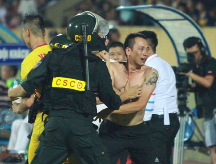 Canh sat vao san bat 'hooligan' o tran Nam Dinh hoa Thanh Hoa hinh anh