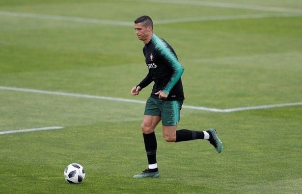 Ronaldo cười tươi khi lần đầu tập luyện ảnh 4 Ronaldo cuoi tuoi khi lan dau tap luyen anh 4