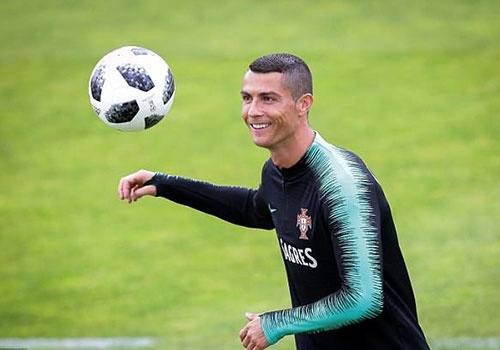 Ronaldo cuoi tuoi khi lan dau tap luyen truoc World Cup hinh anh