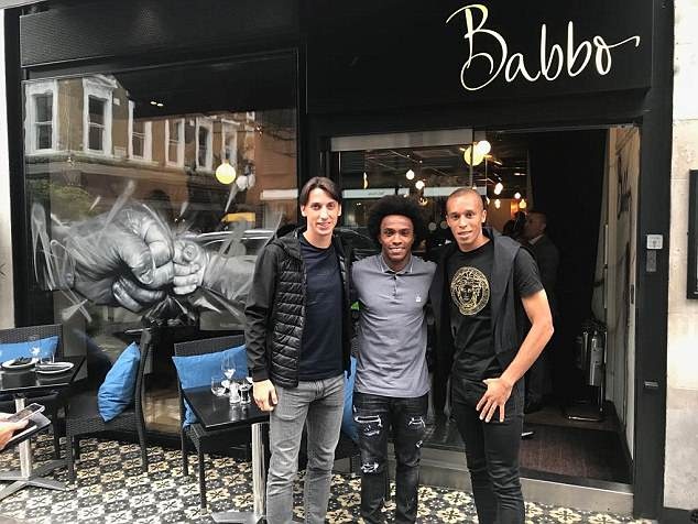 Neymar va dan sao Brazil tham quan an cua Willian anh 3