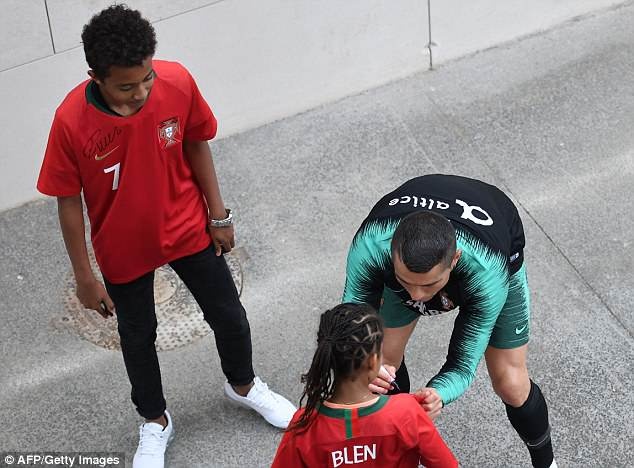 Ronaldo cười tươi khi lần đầu tập luyện ảnh 8 Ronaldo cuoi tuoi khi lan dau tap luyen anh 8