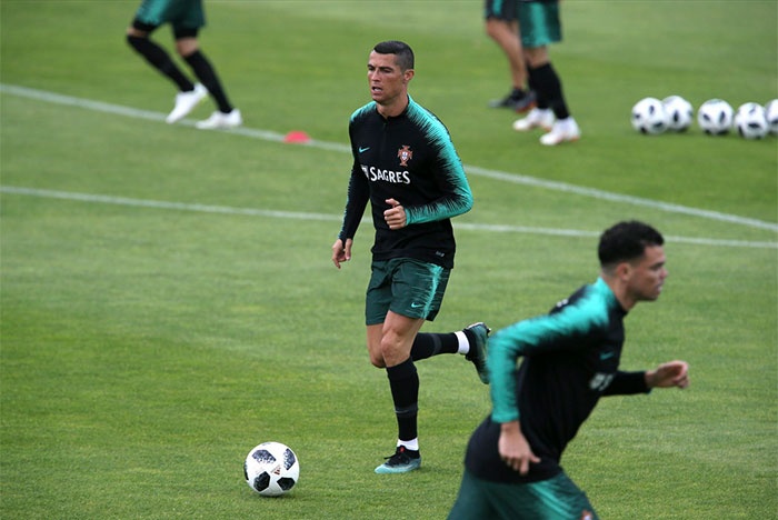 Ronaldo cười tươi khi lần đầu tập luyện ảnh 5 Ronaldo cuoi tuoi khi lan dau tap luyen anh 5