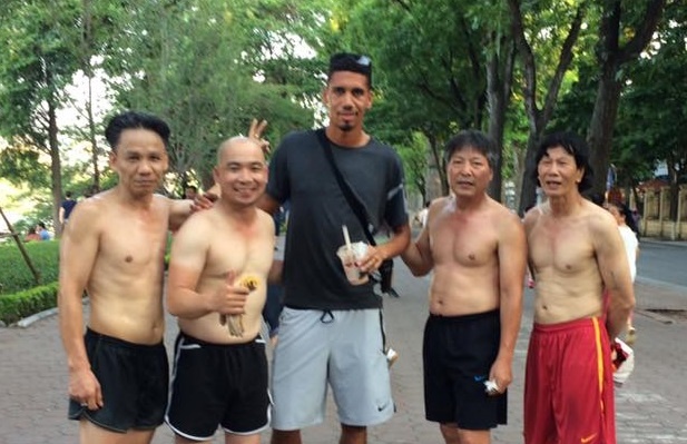 Khong duoc du World Cup, Smalling den Viet Nam da cau voi nguoi ham mo hinh anh