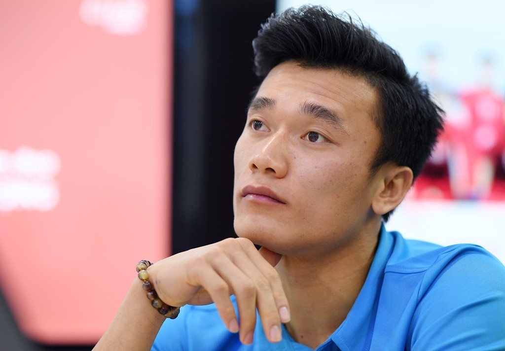 Bui Tien Dung tung ngu gat khi di cay vi thuc dem xem World Cup hinh anh