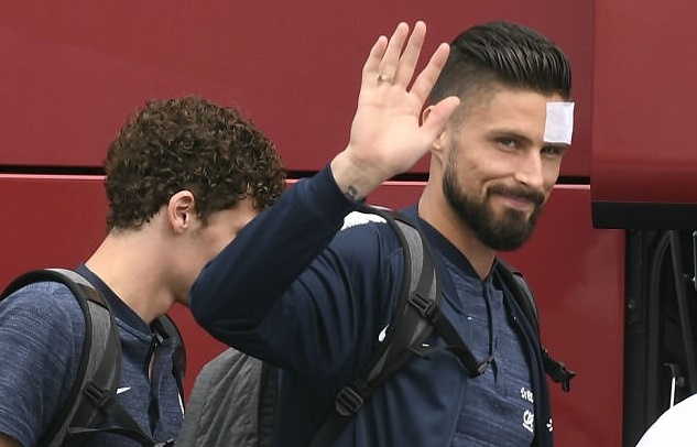 Giroud bang bo dau dap may bay xuong Nga cung tuyen Phap hinh anh