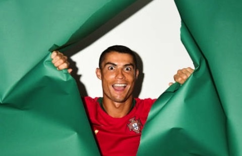 Ronaldo lam mat hai huoc trong buoi chup hinh cua Bo Dao Nha hinh anh