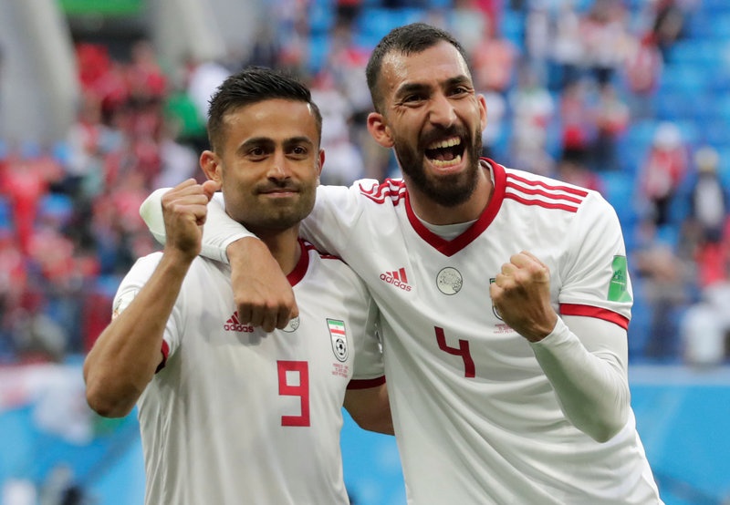 Hau ve Morocco phan luoi nha, Iran may man thang phut cuoi hinh anh