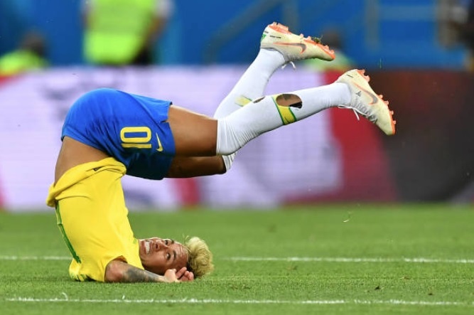 Choi do te, Neymar dang la ganh nang cua Brazil? hinh anh