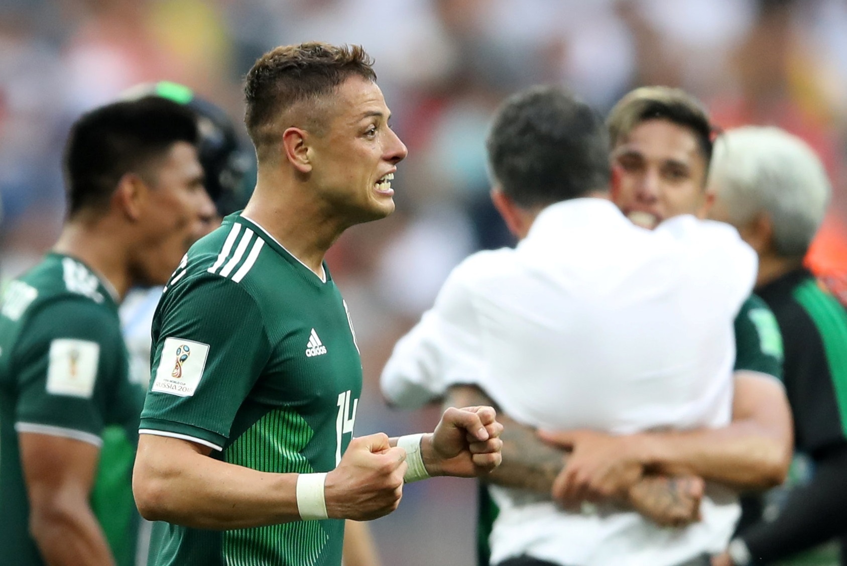 Chicharito oa khoc tren san sau khi Mexico danh bai Duc hinh anh