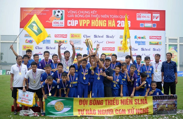 U13 SLNA vo dich giai thieu nien toan quoc 2018 hinh anh