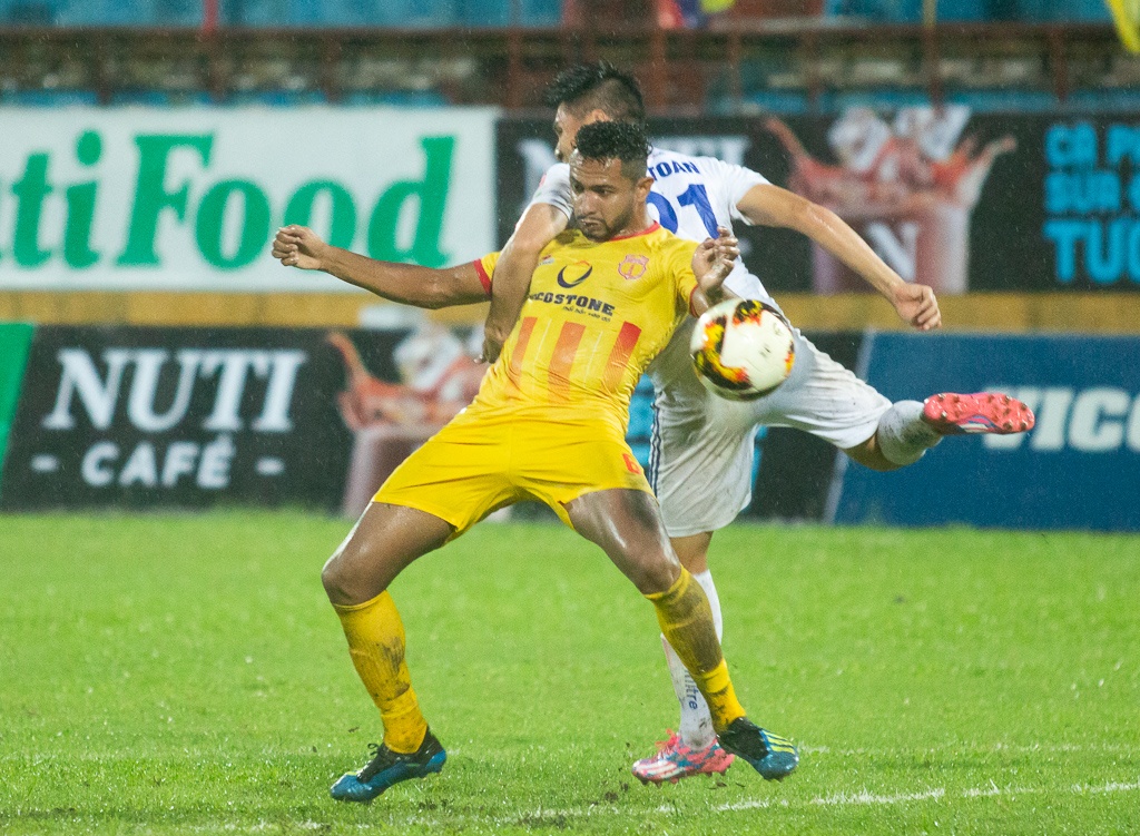 HLV Nam Dinh: 'Neu co khan gia, chung toi con choi tung bung hon nua' hinh anh