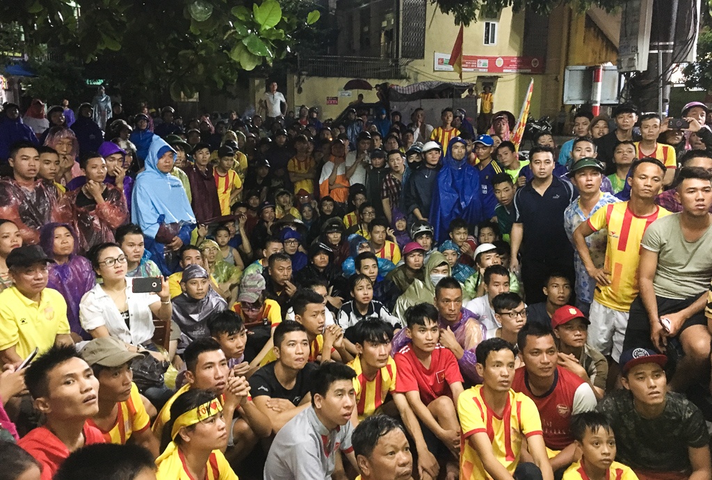 Bi cam vao san, hang loat CDV Nam Dinh doi mua dung ngoai co vu hinh anh