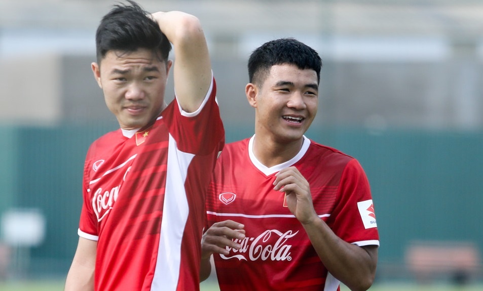 Duc Chinh tay cam chuoi nhay K-pop cung Dinh Trong hinh anh