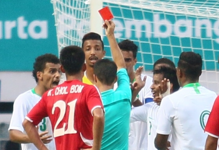 Trong tai be coi trong tran dau quyet dinh bang F tai ASIAD hinh anh