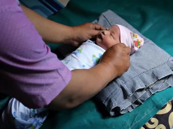 Qua dam me the thao, cap vo chong dat ten con la 'A van hoi' hinh anh