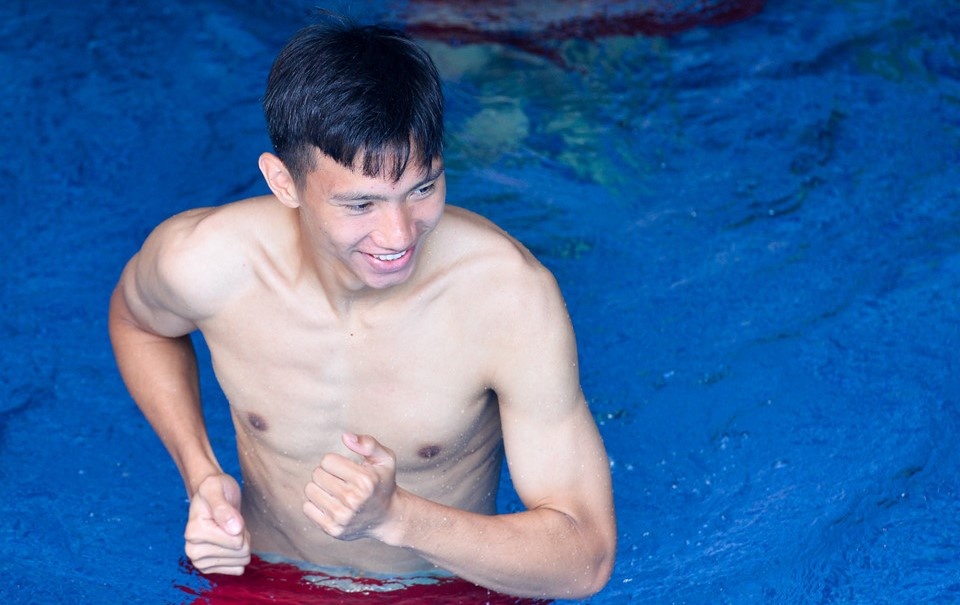 Cau thu Olympic Viet Nam 'quay' theo nhac truoc khi nhay xuong be boi hinh anh