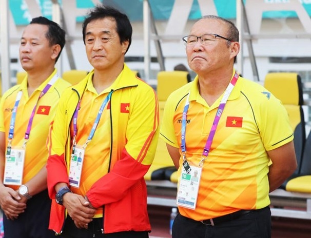 HLV Park cung hoc tro duoc Truong doan The thao Viet Nam chuc mung hinh anh