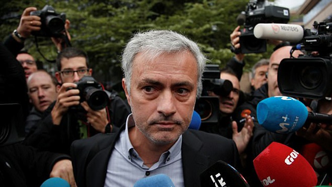 Mourinho nhan an tu 1 nam vi tron thue hinh anh