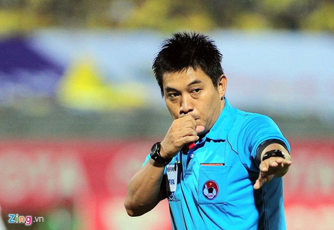 trọng tài bẻ còi ảnh 1 trong tai be coi anh 1