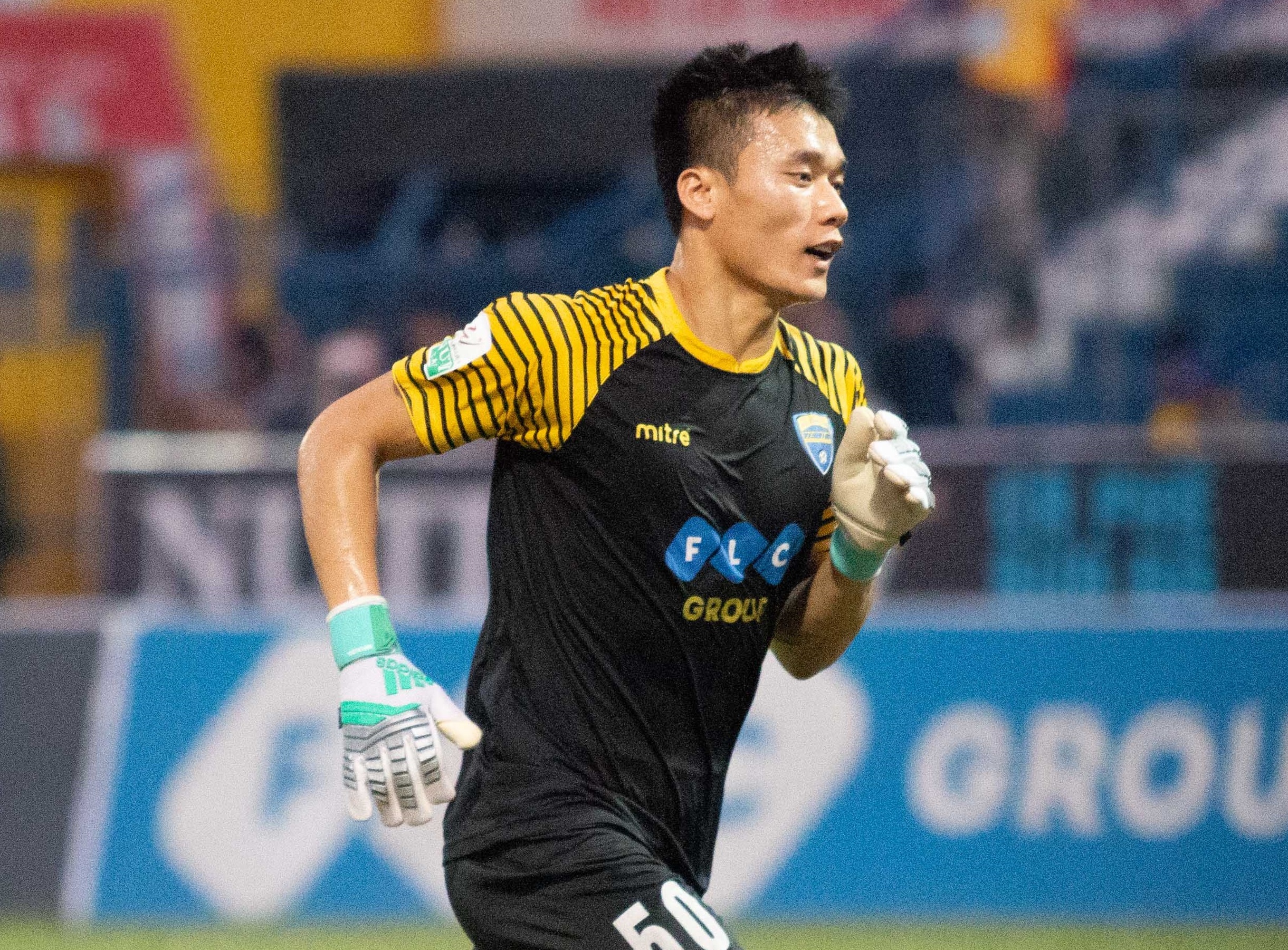 Bui Tien Dung vao san thay nguoi trong ngay 2 dong doi nhan the do hinh anh