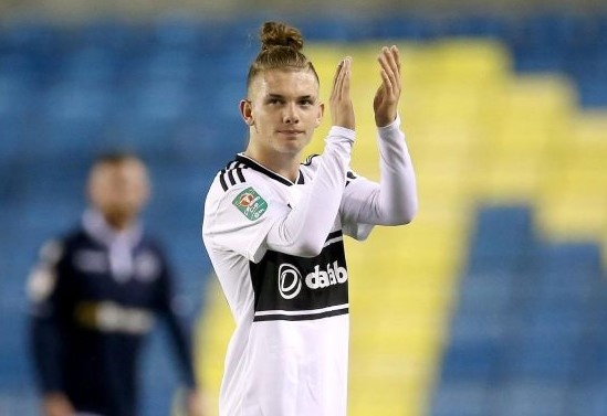 Tien ve 15 tuoi co tran ra mat CLB dang choi tai Premier League hinh anh