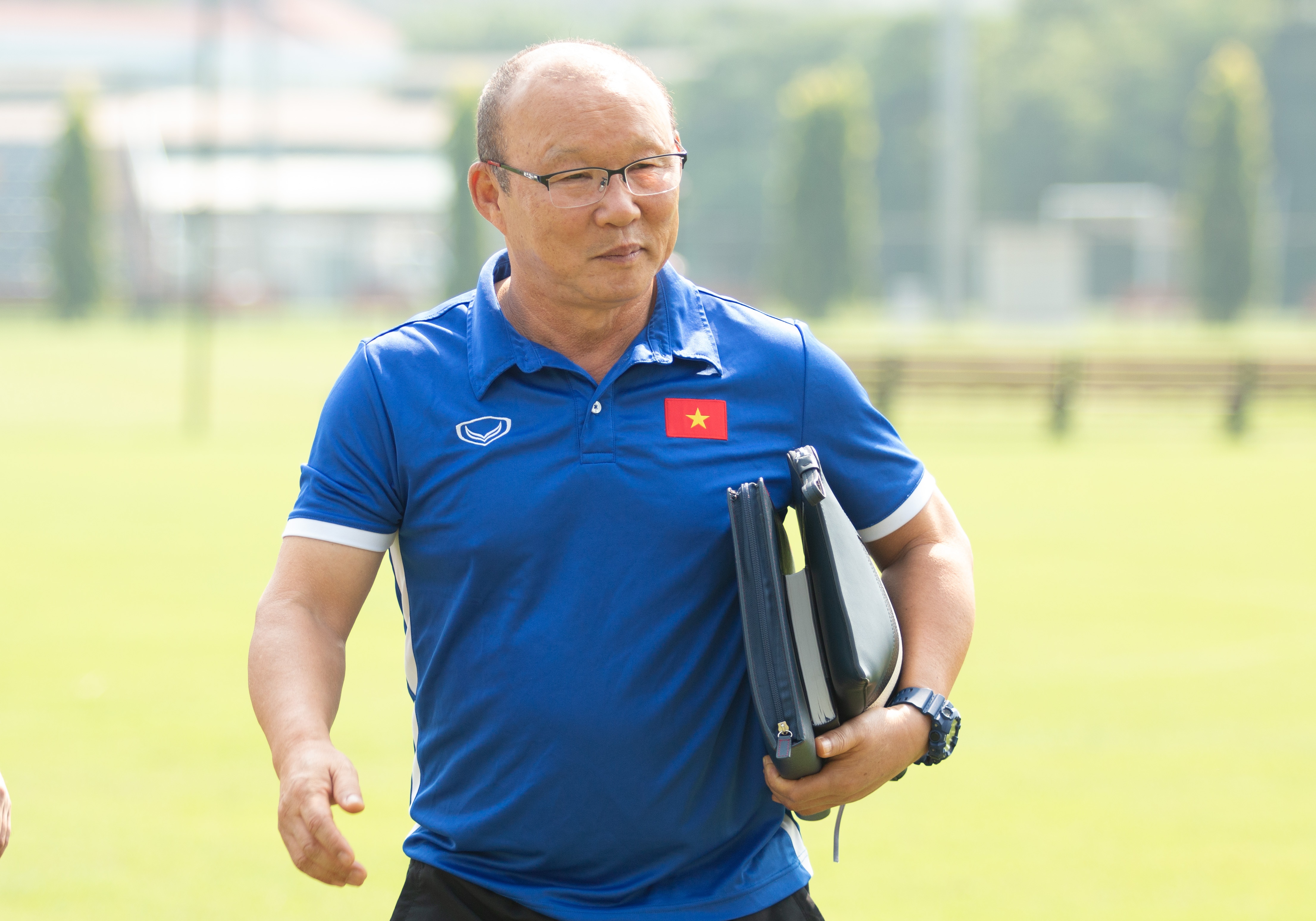 HLV Park Hang-seo xuat hien tai buoi tap cua U19 Viet Nam hinh anh