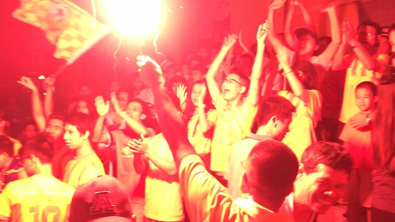 Fan Nam Dinh dot phao sang, vay cau thu nhu sao U23 hinh anh