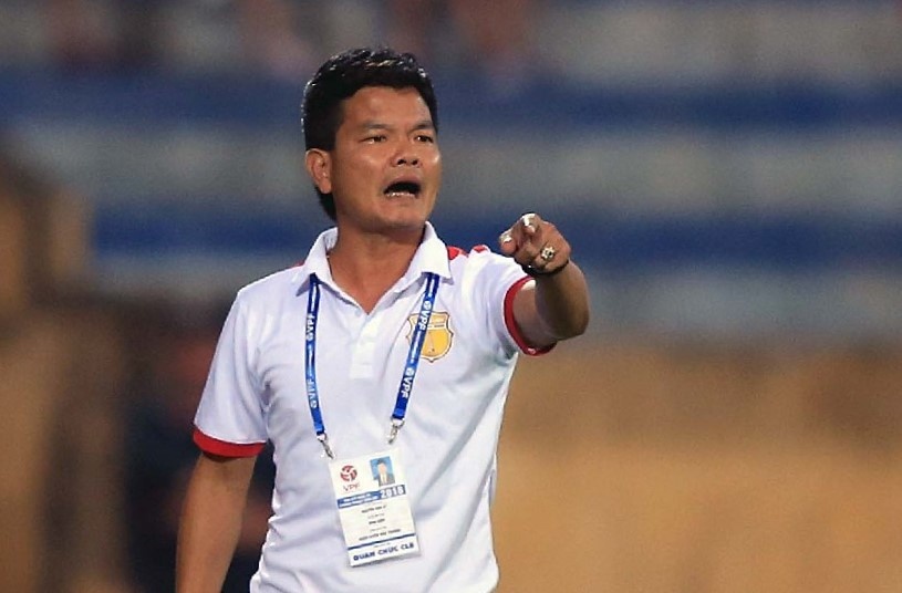 HLV Van Sy buc xuc vi san Can Tho khong bat den cho Nam Dinh tap luyen hinh anh