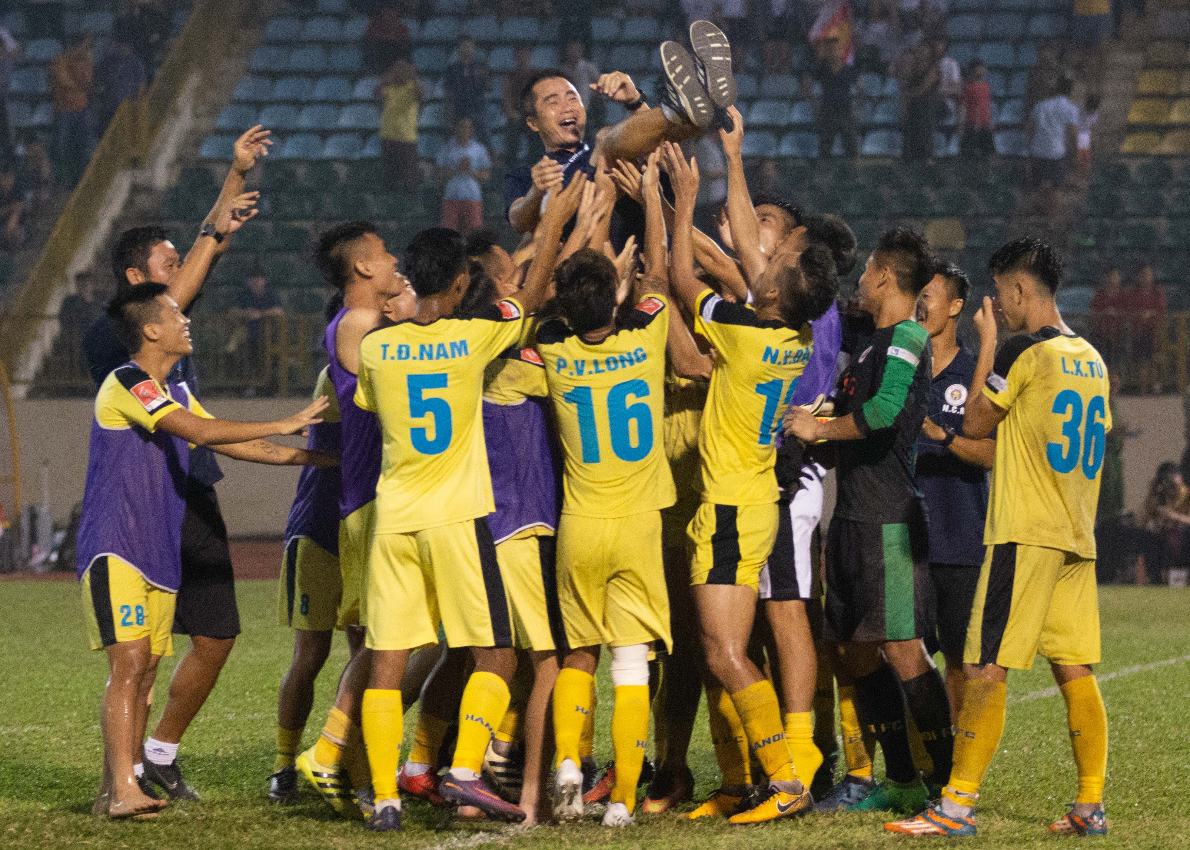 HLV Minh Duc duoc hoc tro cong kenh du Ha Noi B thua play-off hinh anh