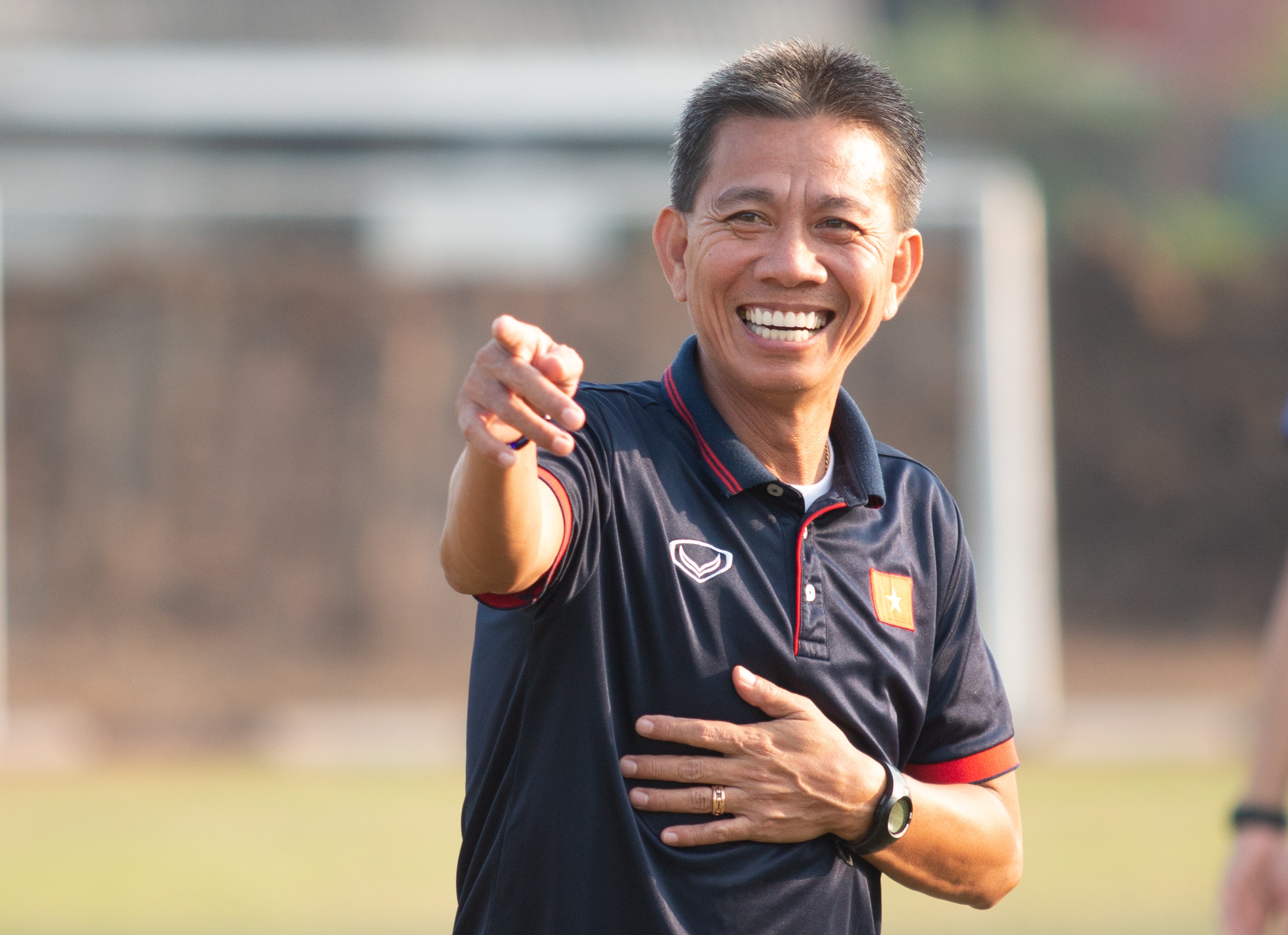 HLV Hoang Anh Tuan thoai mai da ma voi cau thu trong buoi tap cuoi hinh anh