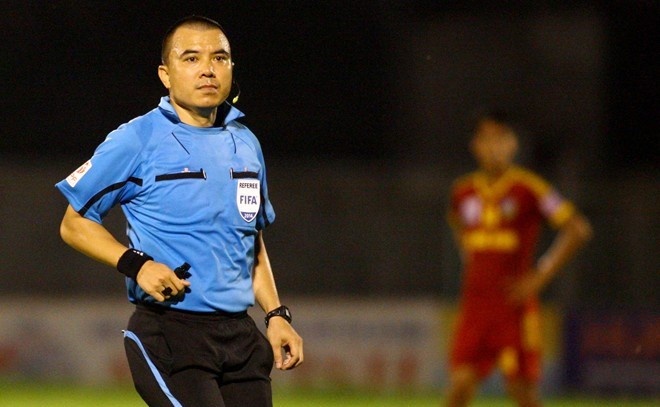 Trong tai Phung Dinh Dung bi cau thu Myanmar gay suc ep hinh anh