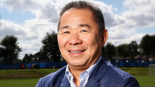 Cau thu Thai Lan tuong niem chu tich Leicester o tran ra quan AFF Cup hinh anh