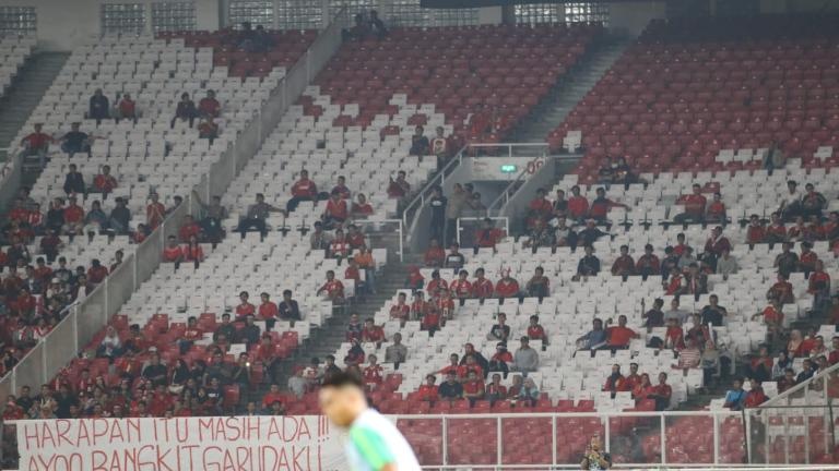 Nguoi dan Indonesia tho o, bo mac tran dau cua doi tuyen hinh anh