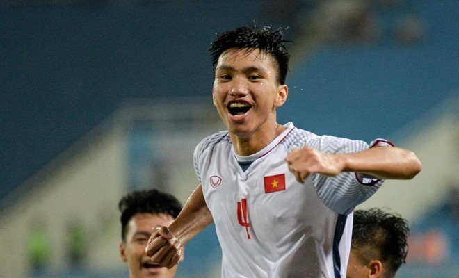 Bo Doan Van Hau mong con bot nong tinh truoc Malaysia hinh anh