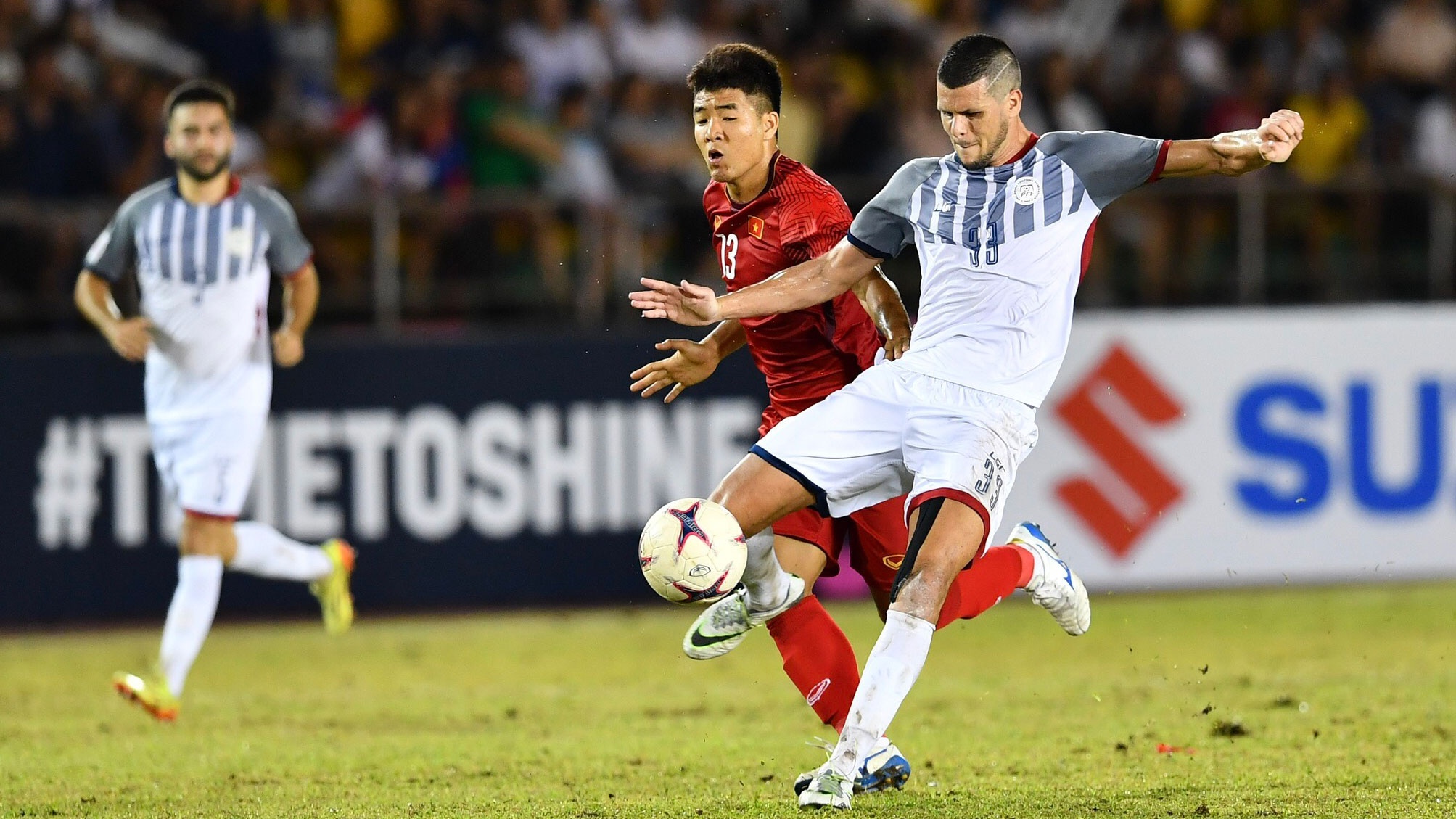 Trang chu AFF Cup: Duc Chinh tu 'chan go' thanh ngoi sao cua Viet nam hinh anh