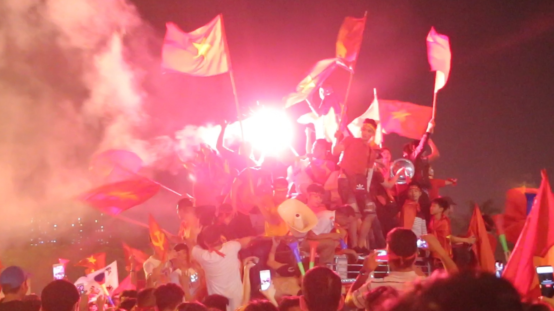 CDV Duc: 'Nguoi Viet an mung ban ket nhu chung toi vo dich World Cup' hinh anh