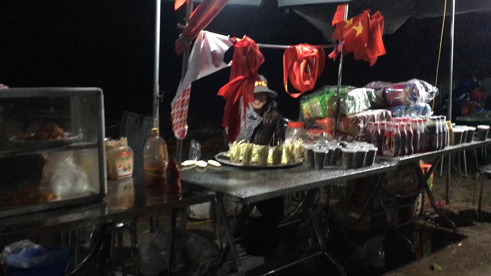 San bong truoc nha Quang Hai tro thanh 'hoi cho' trong tran chung ket hinh anh