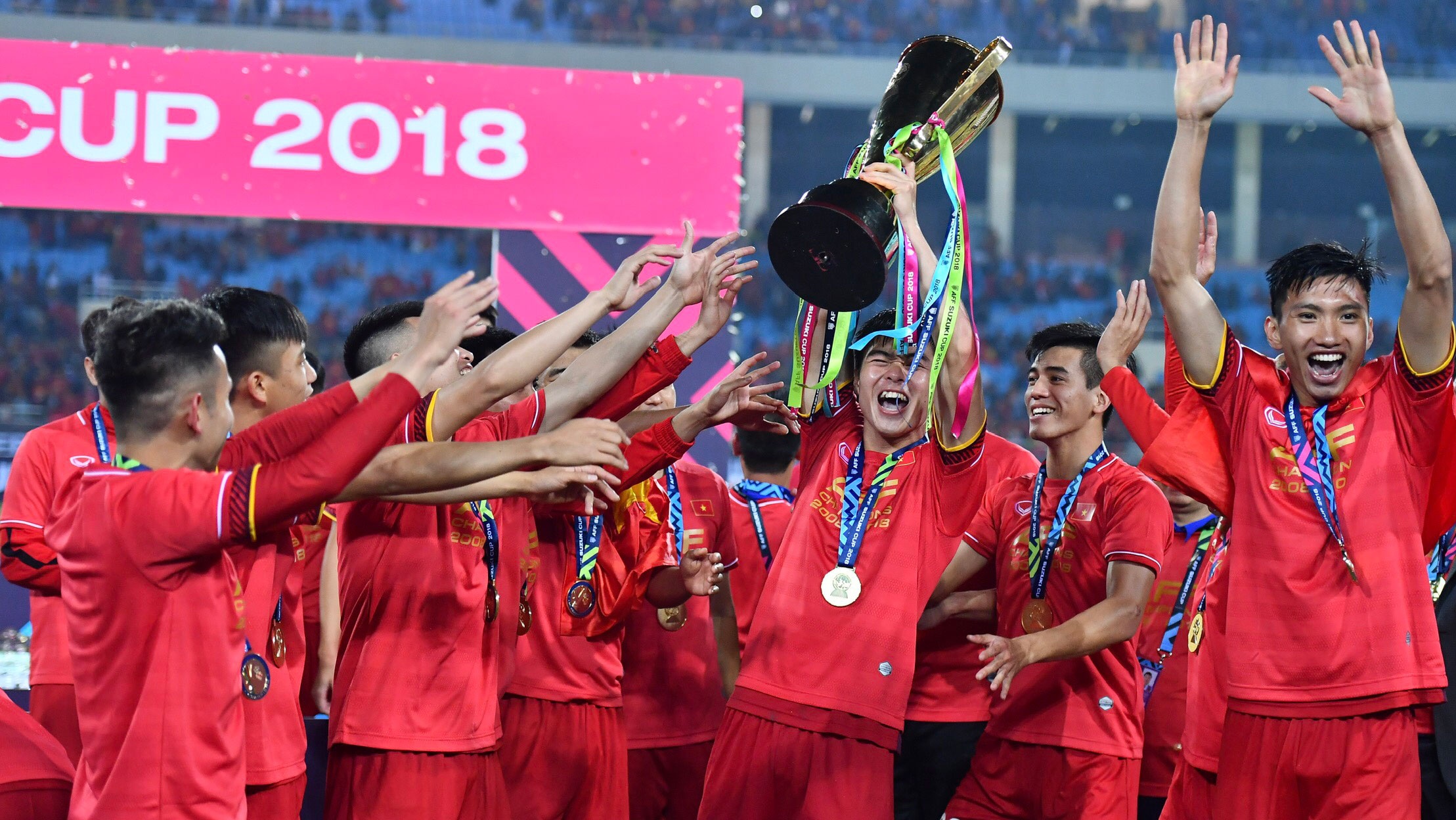 Tuyen Viet Nam vo dich AFF Cup: Sau anh hao quang se la gi? hinh anh