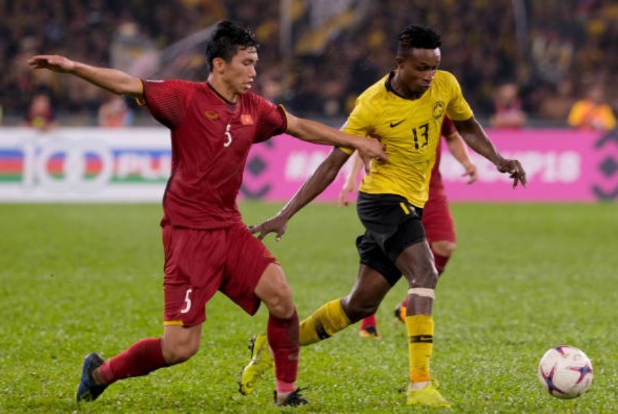 'Ngoai binh' Malaysia to bi Doan Van Hau keo ao trong tran luot di hinh anh