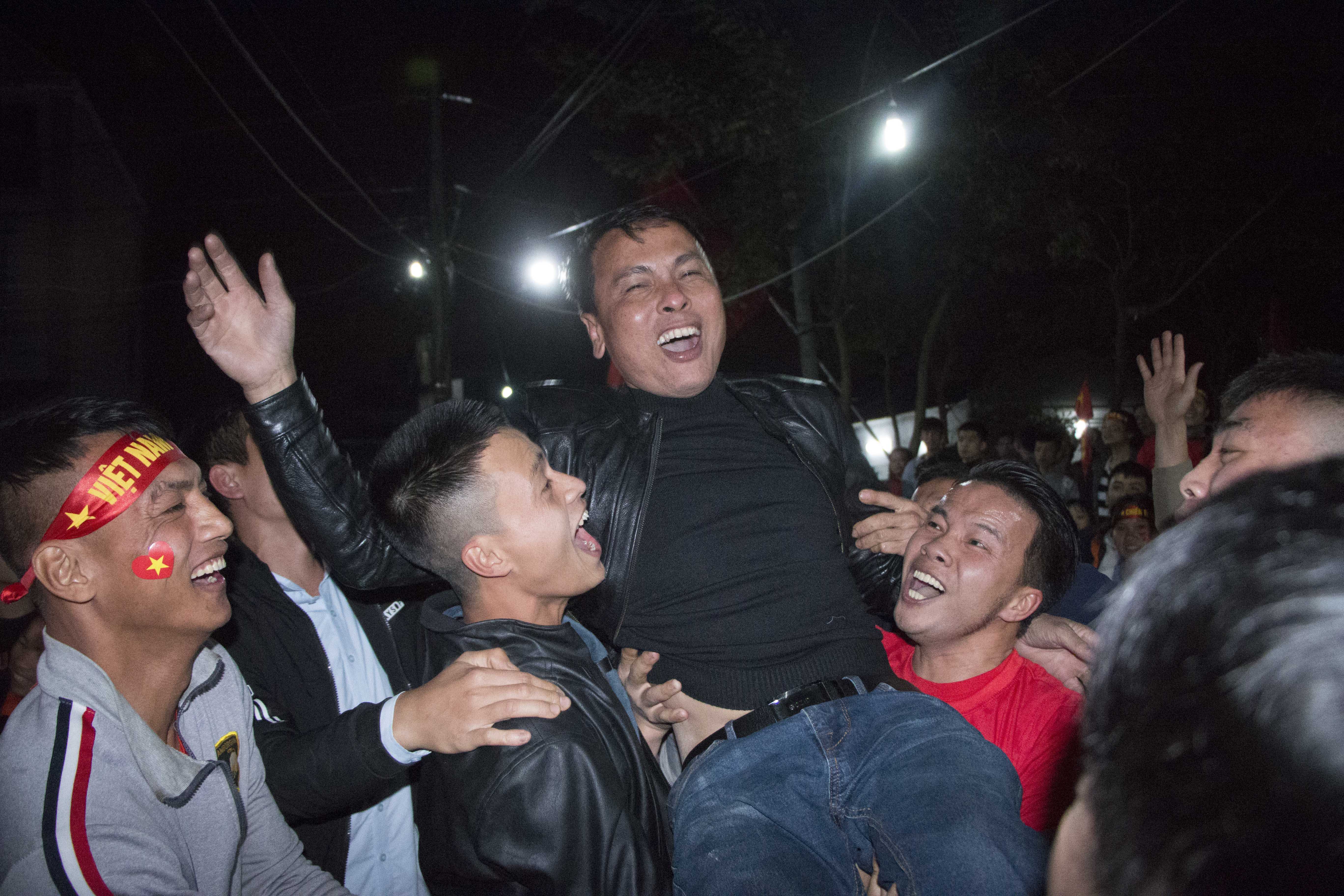 Bo Quang Hai duoc hang xom cong kenh sau khi Viet Nam vo dich AFF Cup hinh anh