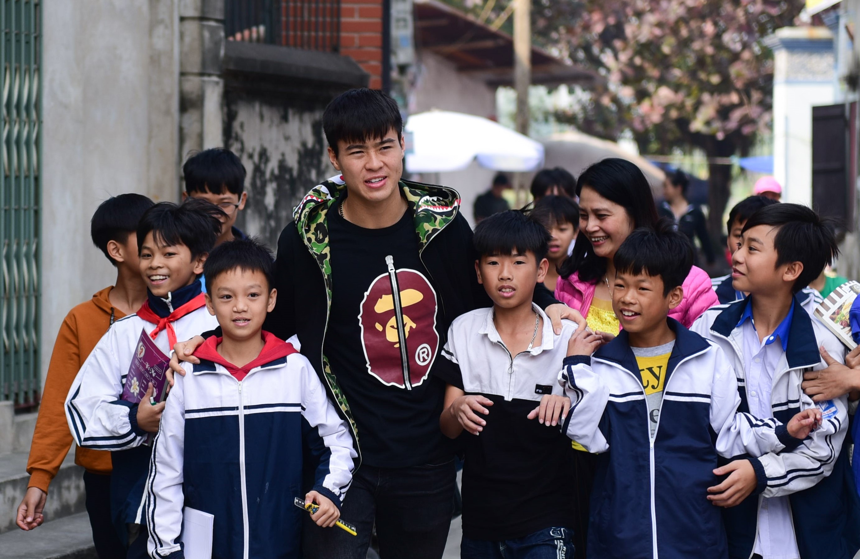 Tre em noi que nha bam theo 'than tuong' Do Duy Manh sau AFF Cup hinh anh