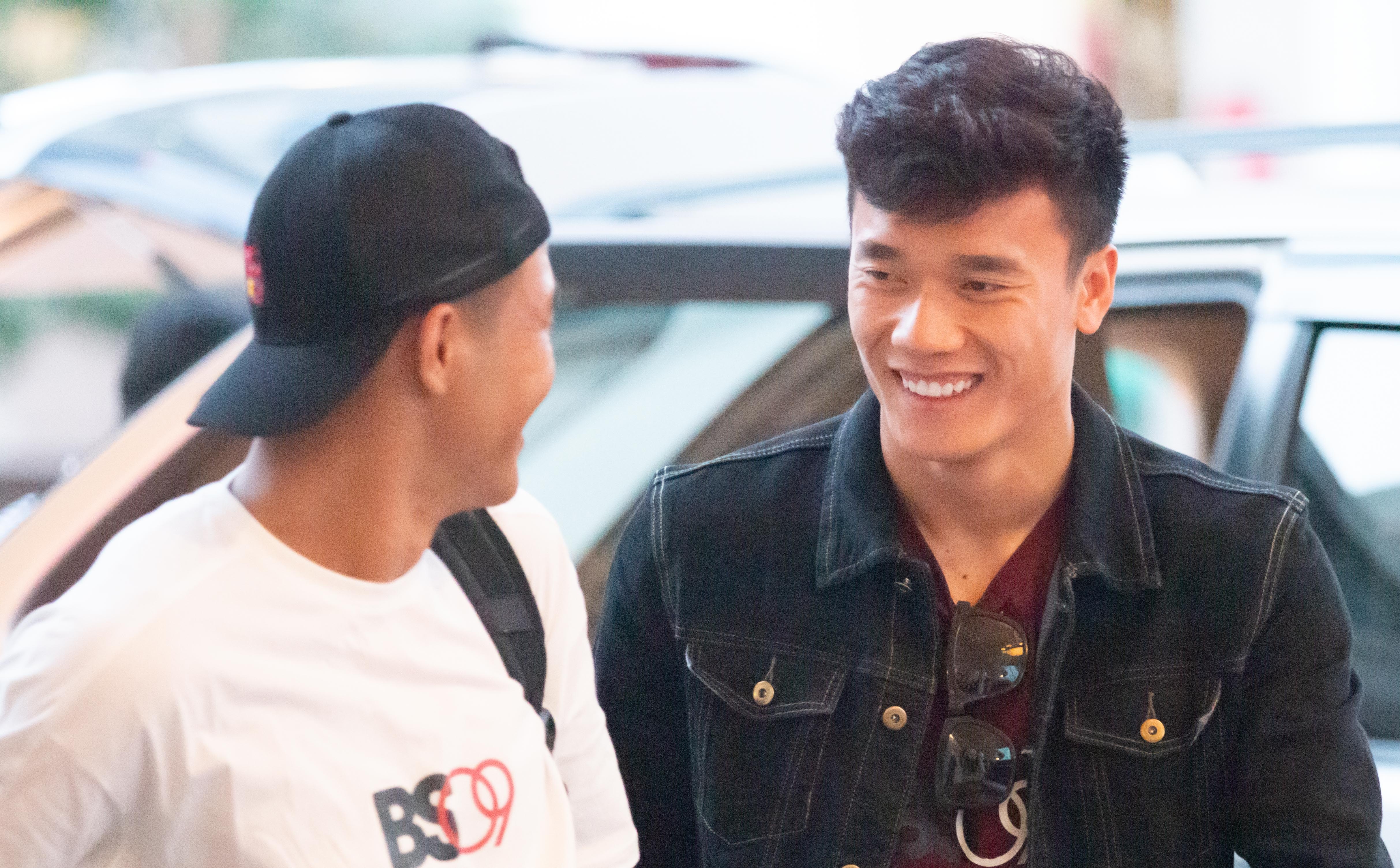 Thu mon Bui Tien Dung tuoi cuoi, Xuan Truong lanh lung khi hoi quan hinh anh