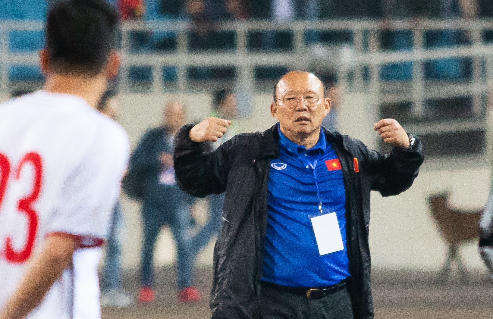 HLV Park Hang-seo nhac cac cau thu mac ao am sau tran dau hinh anh