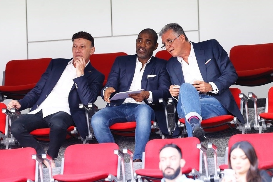 HLV Carlos Queiroz cung tro ly do tham tran dau giua Viet Nam va Iraq hinh anh