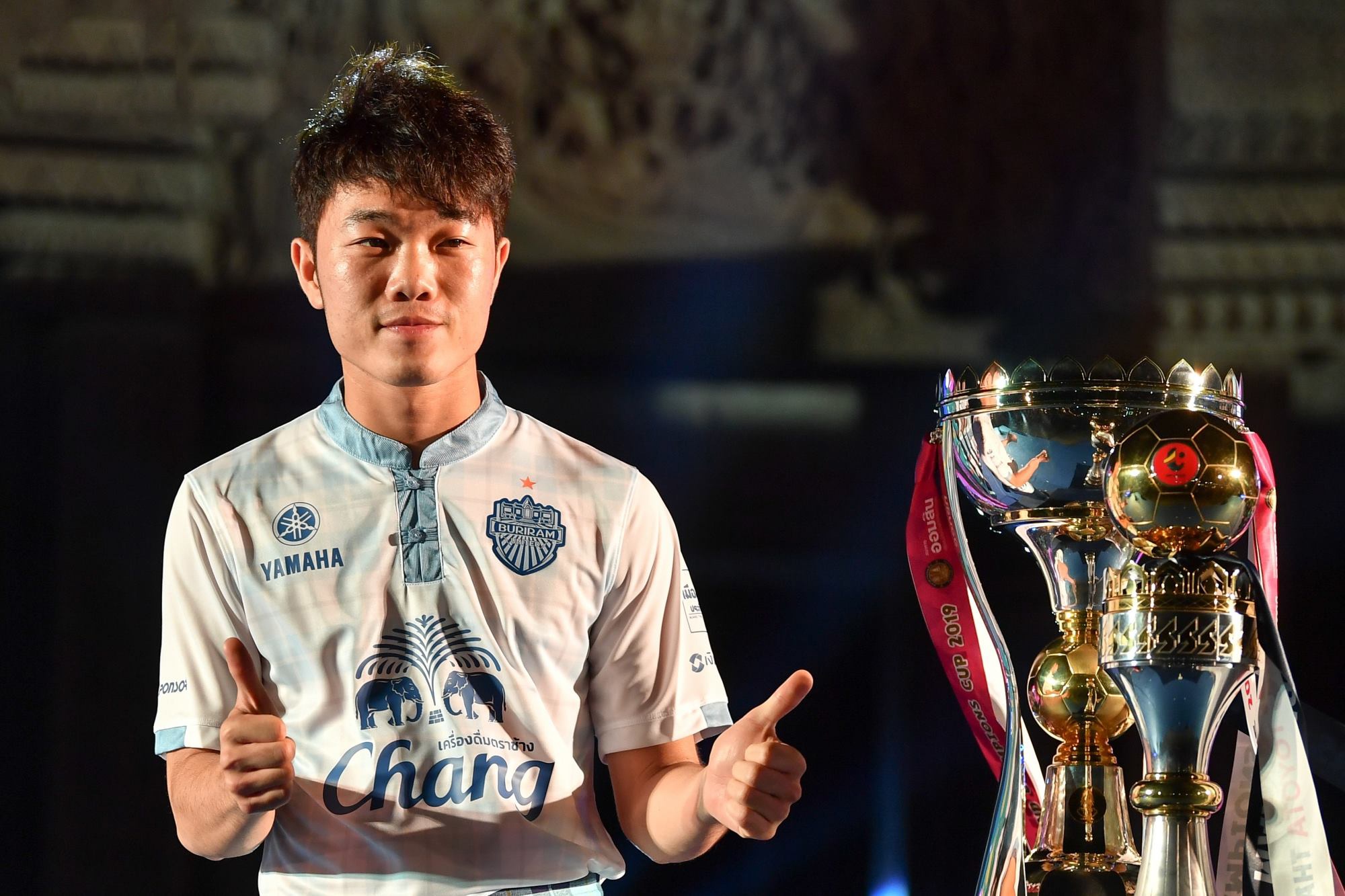 Xuan Truong banh bao ben canh cup vo dich Thai League cua Buriram hinh anh