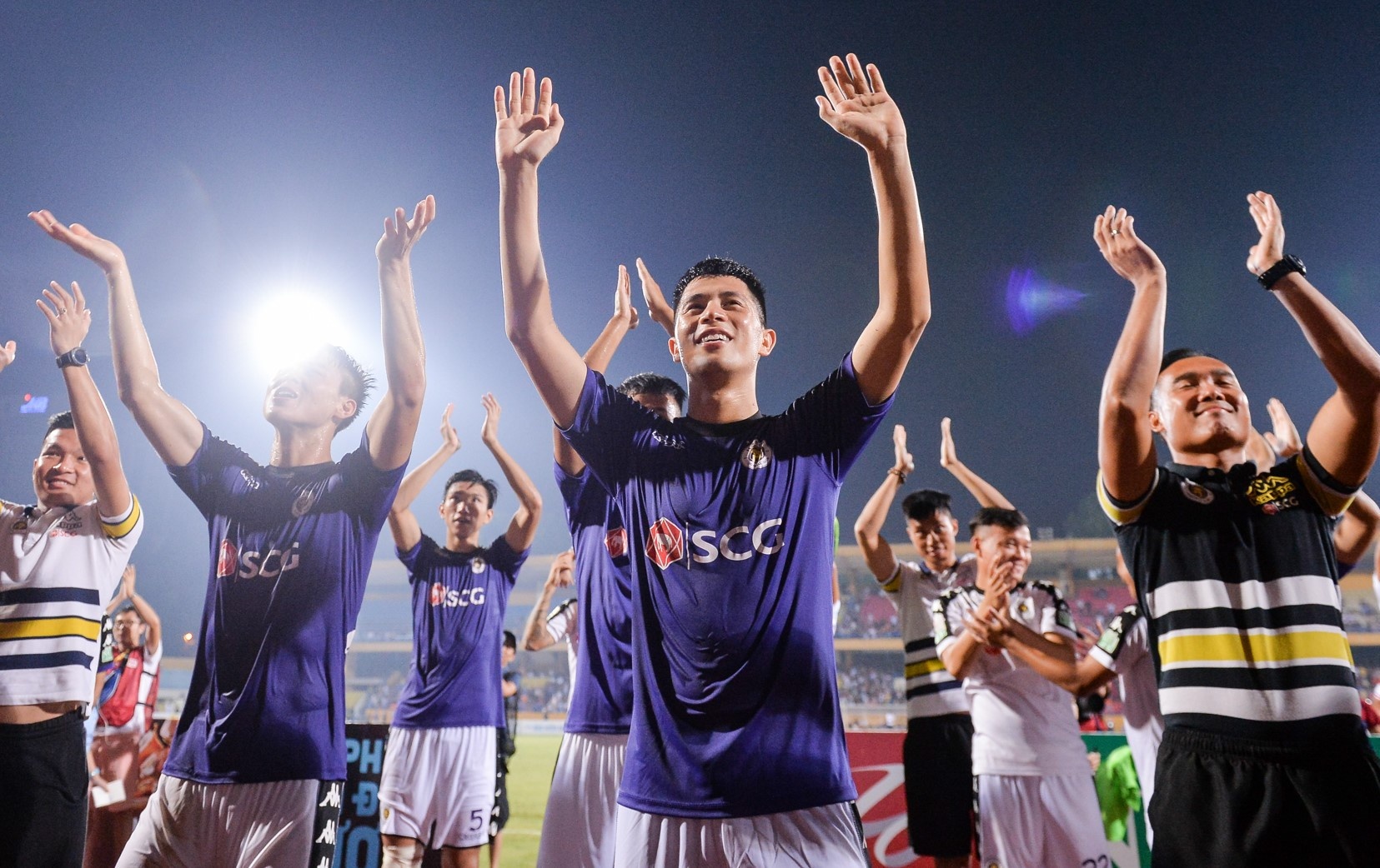 Bao Trung Quoc vi CLB Ha Noi la Real Madrid cua Viet Nam hinh anh