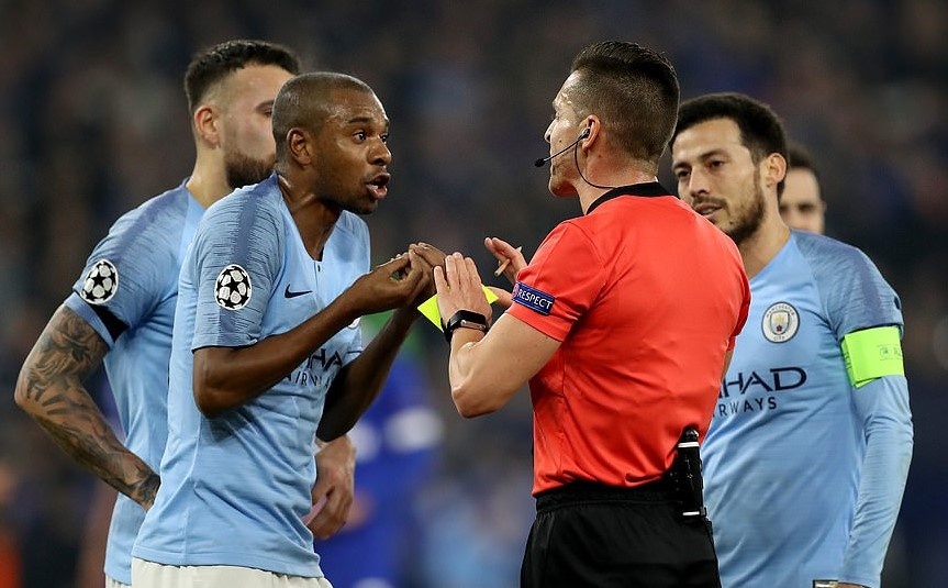 VAR gay kho chiu khi khien tran dau cua Man City gian doan hon 4 phut hinh anh