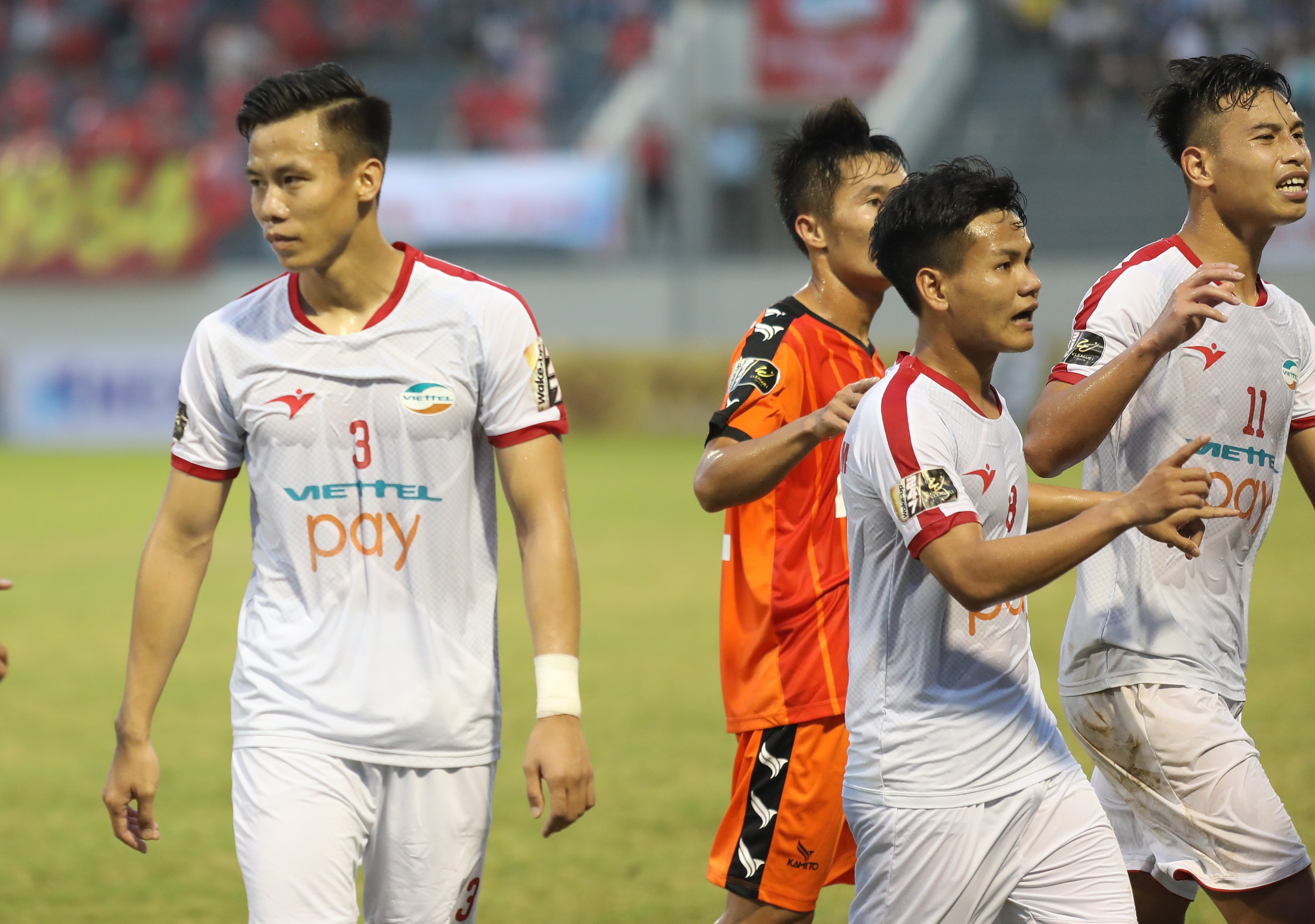 Que Ngoc Hai lam lui roi san, bo lai dong doi tranh cai voi trong tai hinh anh